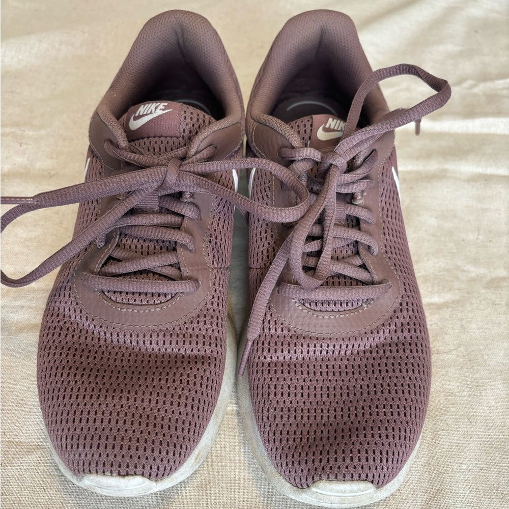 Mauve Nike Tennis Shoes